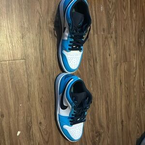 selling jordan-1 low Unc